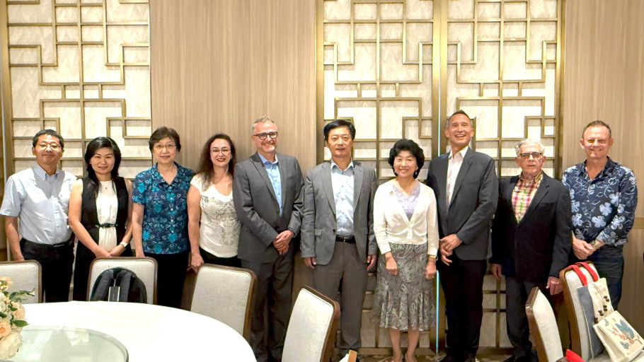 President Qin (5th from the right) hosts a dinner for Dr Currie (4th from the right) and other guests.