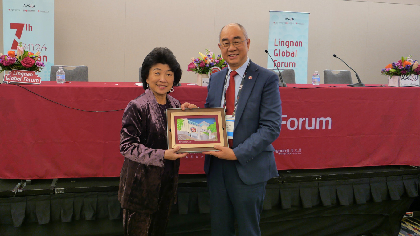 Professor Raymond Chan (right) presents a souvenir to Dr Ding-Jo Currie (left)