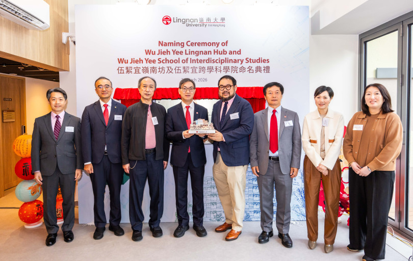 The University presents a commemorative gift to the Wu Jieh Yee Charitable Foundation in sincere appreciation of the steadfast support from the Foundation.  From left to right: Mr Victor Chan, Mr Mason Wu, Mr Anthony Wu, the Honourable Augustine Wong, Mr Jason Wu, President Qin, Ms Tansy Lau, and Ms Monica Wu