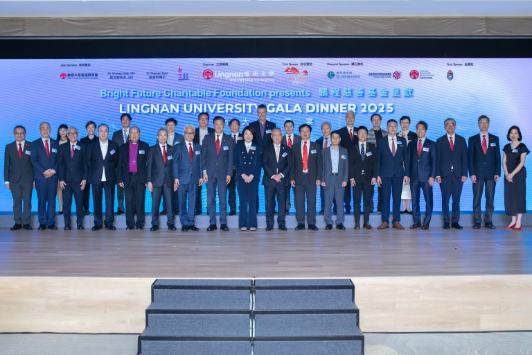 Guests pose for a group photo along with Council members, leading scholars and senior management.