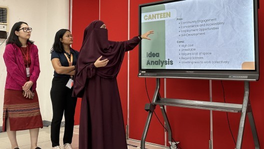 Students from Lingnan and partner insitutions in Philippines working on IB proposal