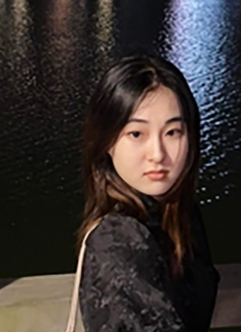 「于岭南大学持续进修学院修读历史课程的两年中，我勤勉求知，刻苦钻研，在老师的栽培与学院的引领下，我得以一窥历史学习之真谛。经此两年，不仅是专业知识，我的学习能力也得到了进步。学院老师两年来的悉心教导令我受益良多，敬业精神不但体现在课堂中所尽传道解惑之责，更体现在课后鼓励学生开拓思维、畅所欲言并亲身投入讨论，寓学于趣，推动学生好学乐学，营造了浓厚的学习氛围。作为香港第一所以博雅教育为教育宗旨的大学，岭南大学始终以最高的育人热忱诠释这一宗旨。小规模教学与互动性课堂对师生联系的巩固，多人合作与个人独立等多种作业模式对组织能力及沟通能力的培养，无不对学生成人成才起到极大推进作用。我深信，这段经历将为我以后的学习奠定深厚基础，助力我在历史领域更进一步。」