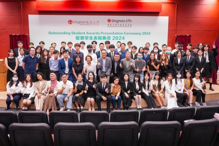 众嘉宾在典礼完结后合照留念