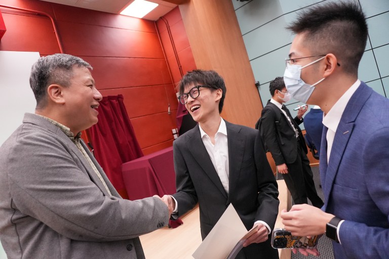 老师恭贺得奖同学