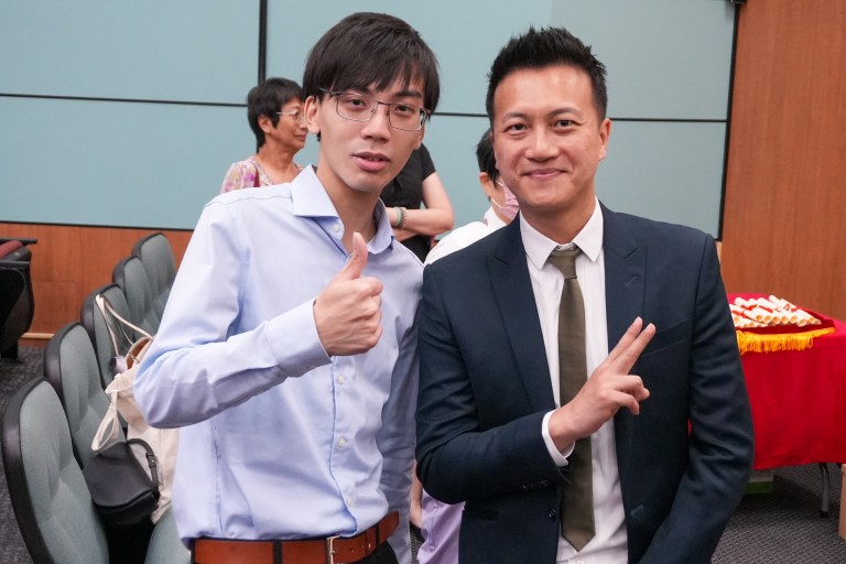 老师恭贺得奖同学