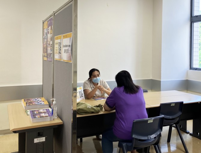 LIFE讲师与同学进行个别谘询