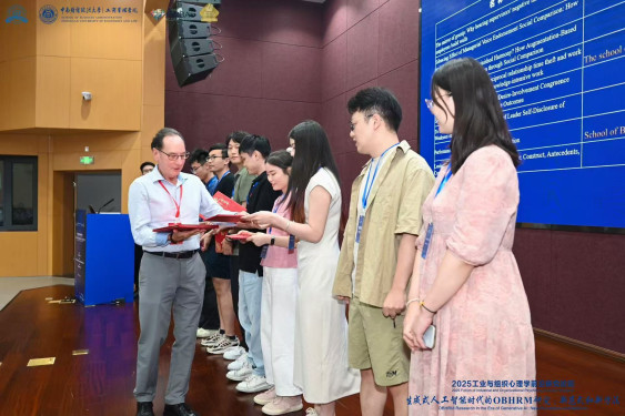 PhD students XU Qianqian and DENG Jiayin won Outstanding Doctoral Proposal Awards at the 2025 SIOP Frontier Research Forum