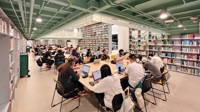 Full House in Late Reading Room!