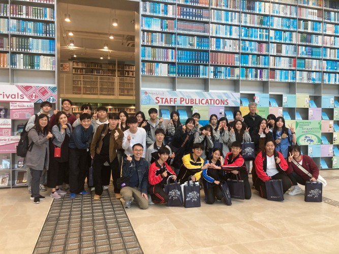 24 Jan 2025 | Library Guided Tour for Isabelle High School & Lingnan Dr. Chung Wing Kwong Memorial Secondary School
