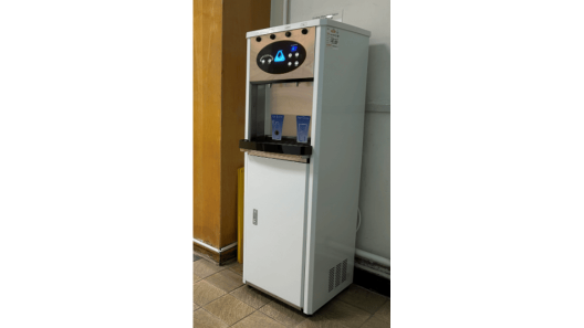 Filtered touchless drinking fountains