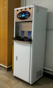 Filtered touchless drinking fountains