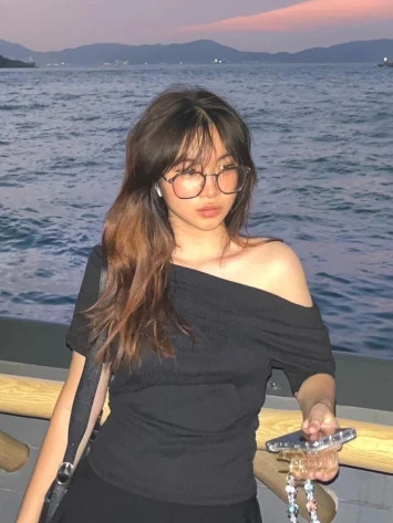 Fashionable Vietnamese student in Hong Kong taking Instagram‑style photo