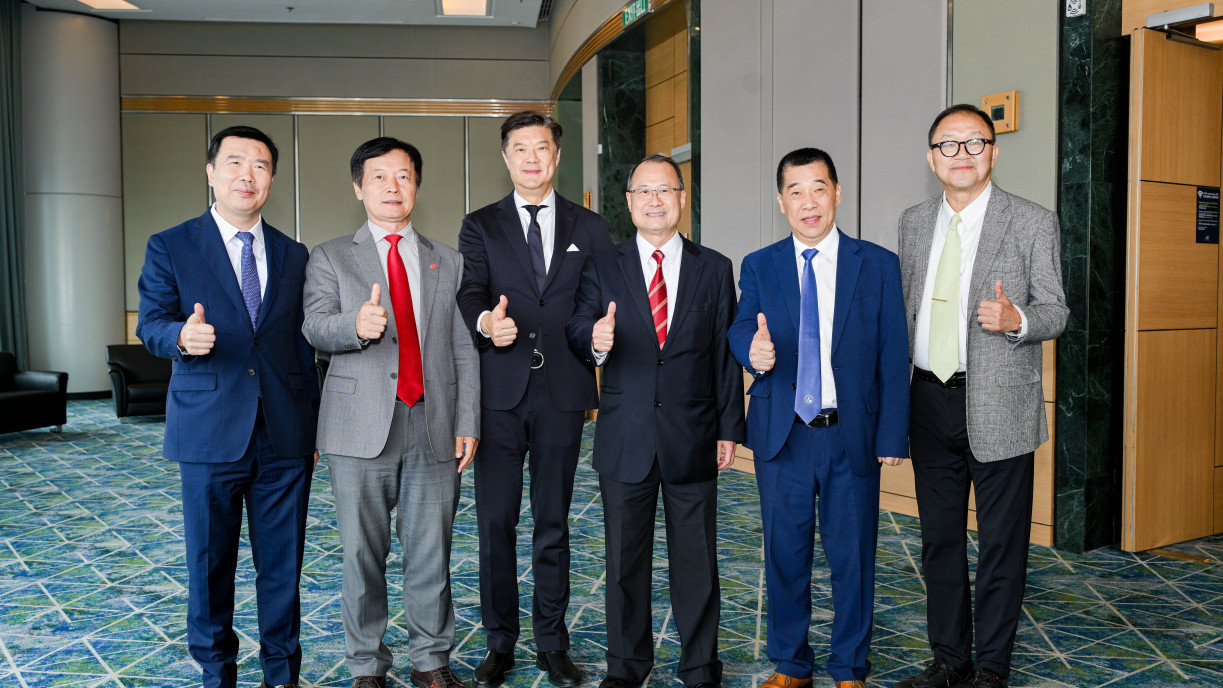 姚祖辉主席及秦泗钊校长在2026港澳山东周会场外与另外四名正装代表竖大拇指合照
