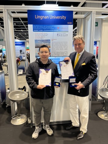 Mr Yunjie JIA with Mr David TAJI (Head Judge, Geneva Inventions)