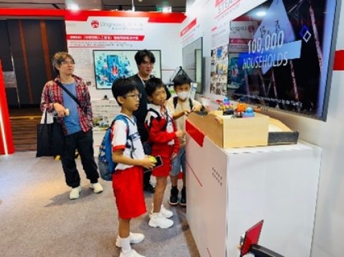 The public visits the exhibition and the workshop of LU