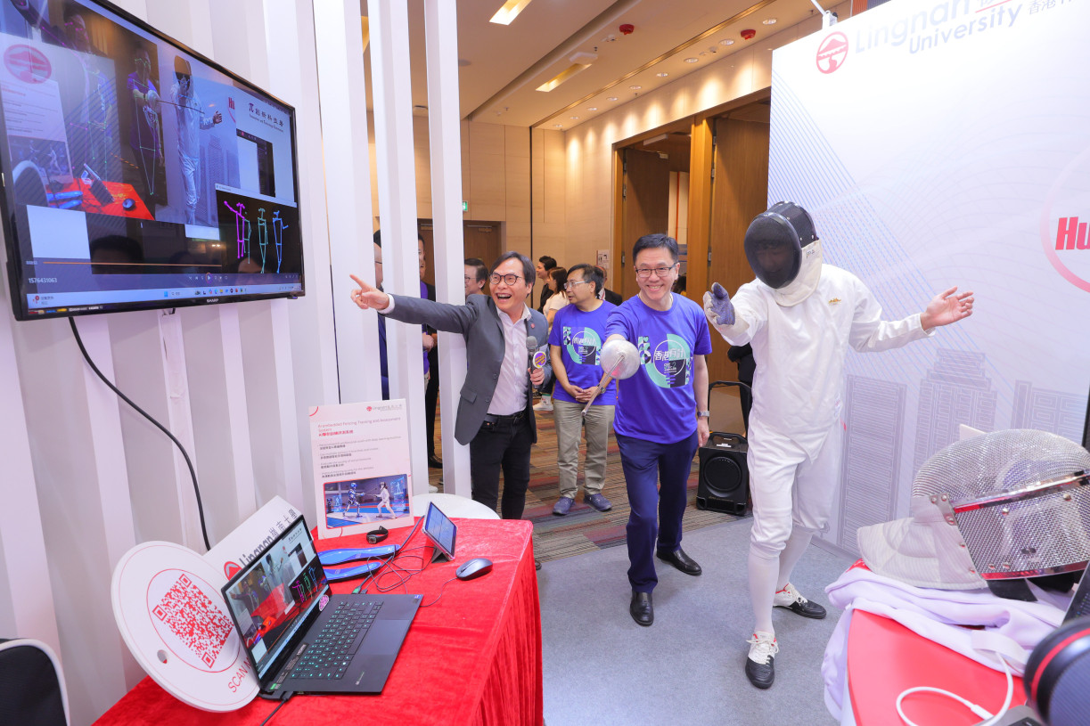 Prof. Sam Kwong Tak-Wu (Left) was introducing the AI-based Fencing Training and Assessment System to Prof. Dong SUN (Secretary for Innovation, Technology and Industry) during the VIP tour.