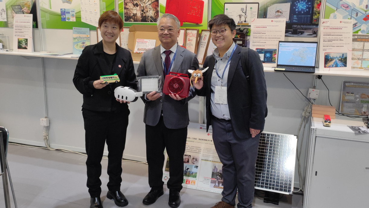 Dr Chui (Director of Enviornmental Protection, HKSAR Gov) visited LU booth
