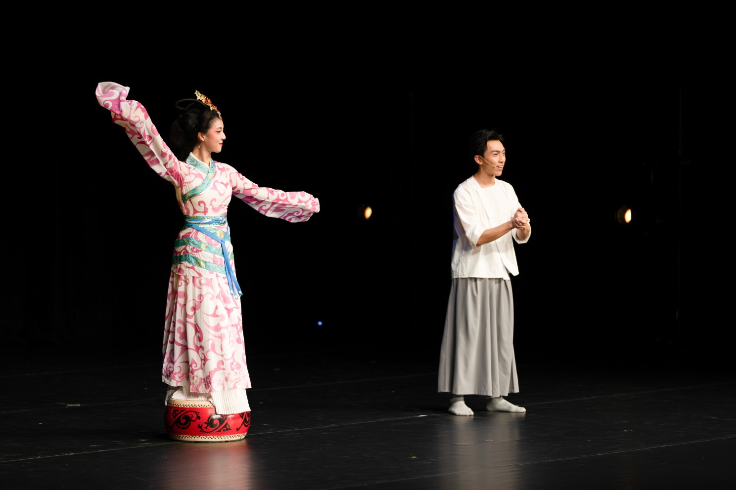 Interactive sessions where the audience join in to learn hand movements and foot-tapping rhythms together.