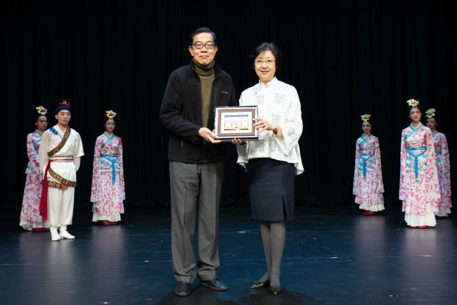 岭南大学协理副校长（学生事务）李东辉教授（前排右）向香港舞蹈团董事局主席曾其巩MH（前排左）致送纪念品。