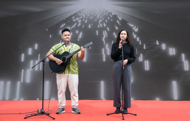 Aung Kyaw Kyaw (left), a year 2 studsent studying Global Development and Sustainability