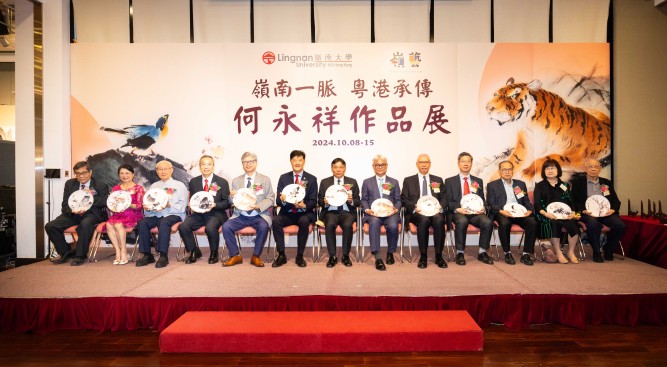 何永祥先生将印有其精选画作的瓷碟敬赠予各主礼嘉宾。