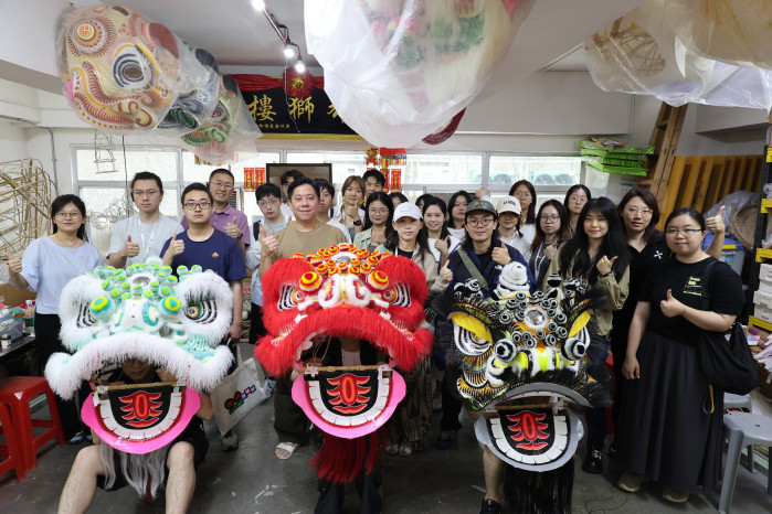 LUXU Lab delegation visited Hung C Lau to experience the traditional lion head paper crafting technique.