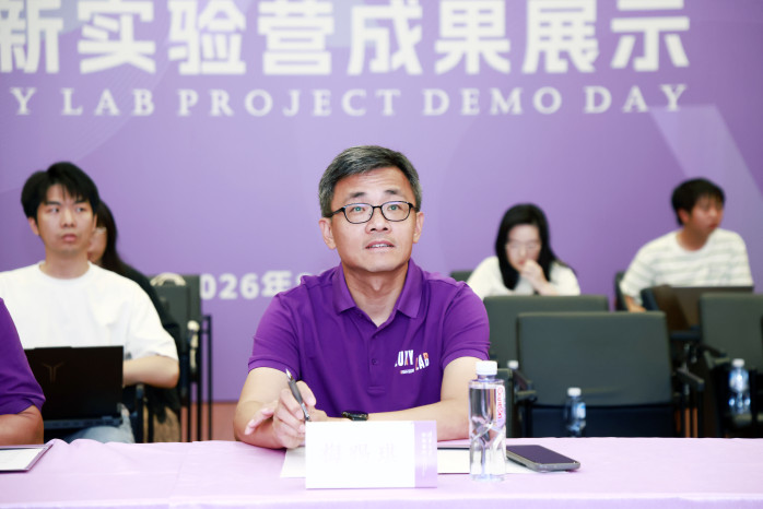 Professor MEI Ciqi, Dean of Xinya College at Tsinghua University, attentively listened to each team's presentation during the product showcase session.