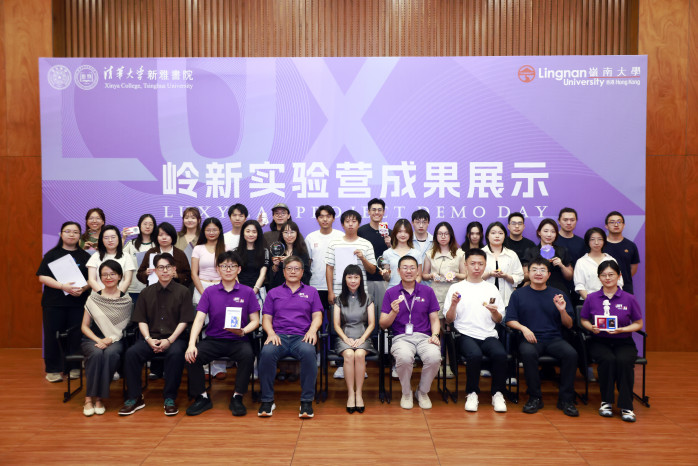 Panel judges, staff and students from Tsinghua University and Lingnan University took a group photo after the product roadshow.