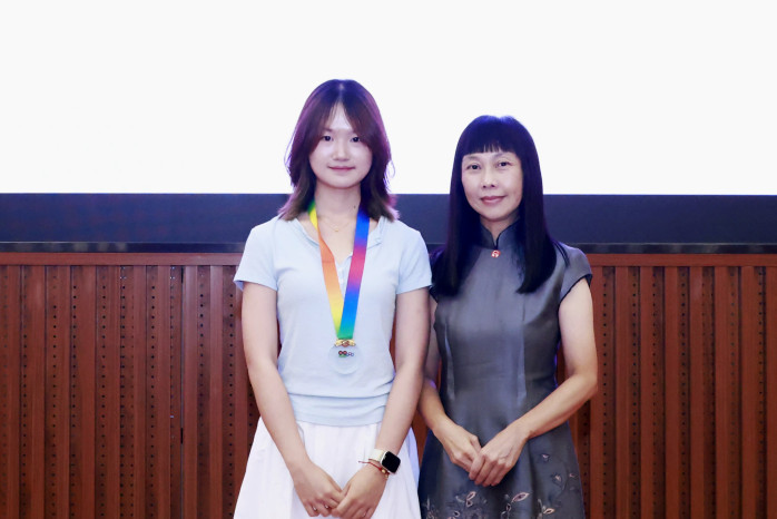 From left to right: Miss Dai Siyu, the awardee of the Best Presenter Award and Ms Irene Ng, Director of Student Affairs of Lingnan University.