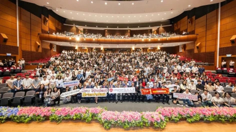 Lingnan President S. Joe Qin greets over 1,400 new undergraduates and encourages them to harness AI tools for future innovation