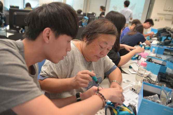 Lingnan students assembled remote car prototypes during a workshop.