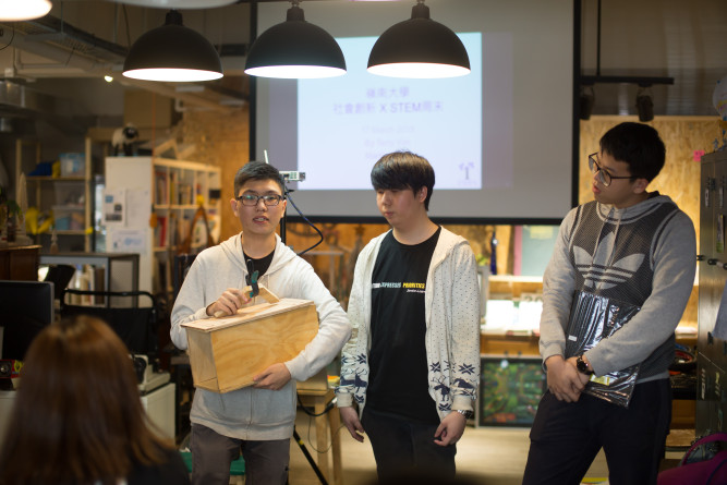 Lingnan students introduced the prototype of the air purifier.