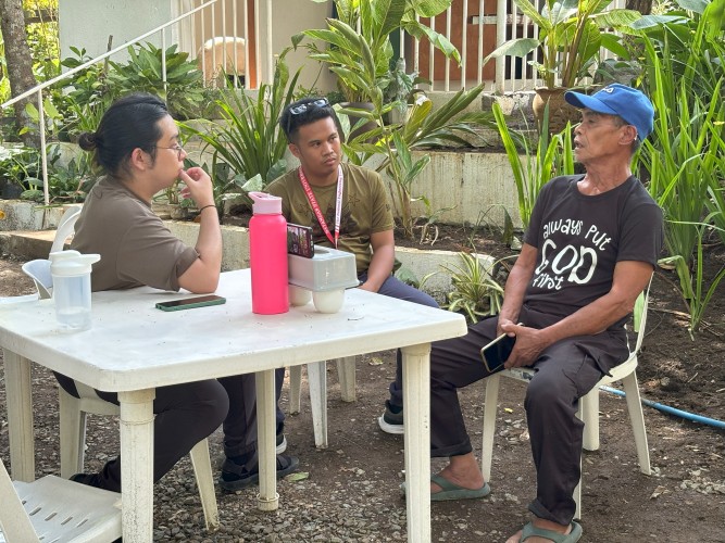 Students were interviewing a resident of the Paraiso Village.