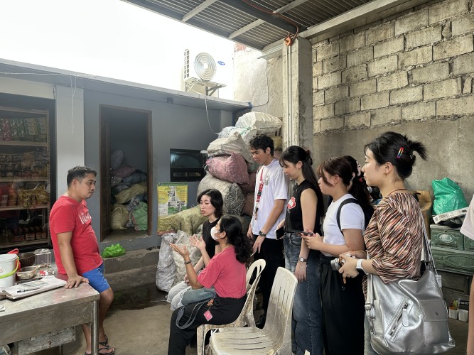 Students were interviewing the junkshop owner.
