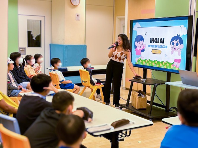 In one of the sessions, Lingnan students teaches children basic Spanish.