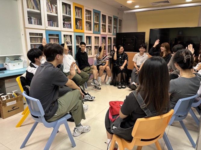 Lingnan students held workshops with different themes for high school students.