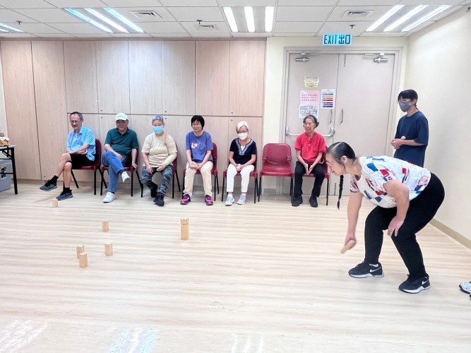 The elderly enjoyed playing kubb under the guidance of Lingnan students.