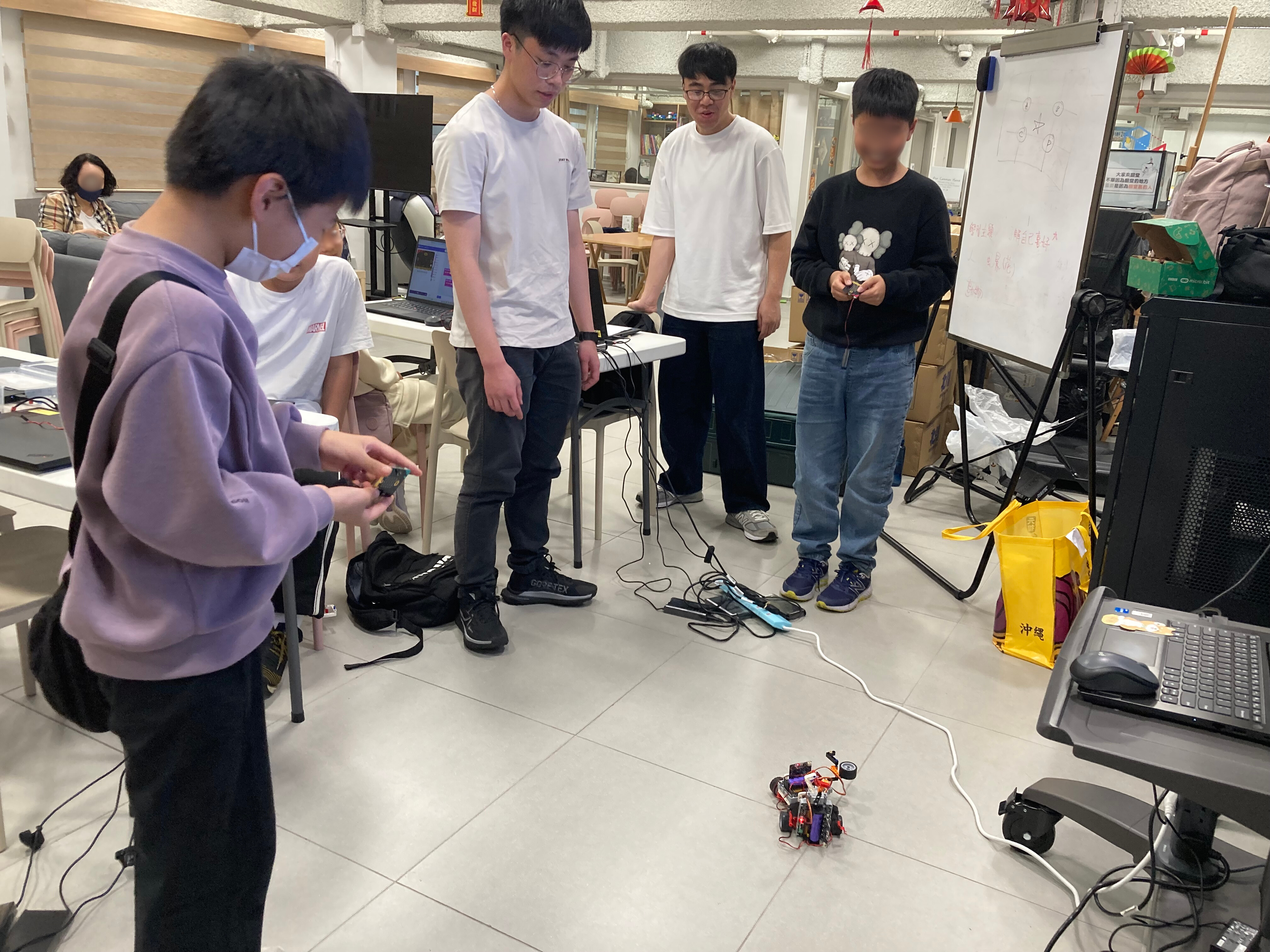 Lingnan students were hosting STEAM workshops for children in subdivided units.