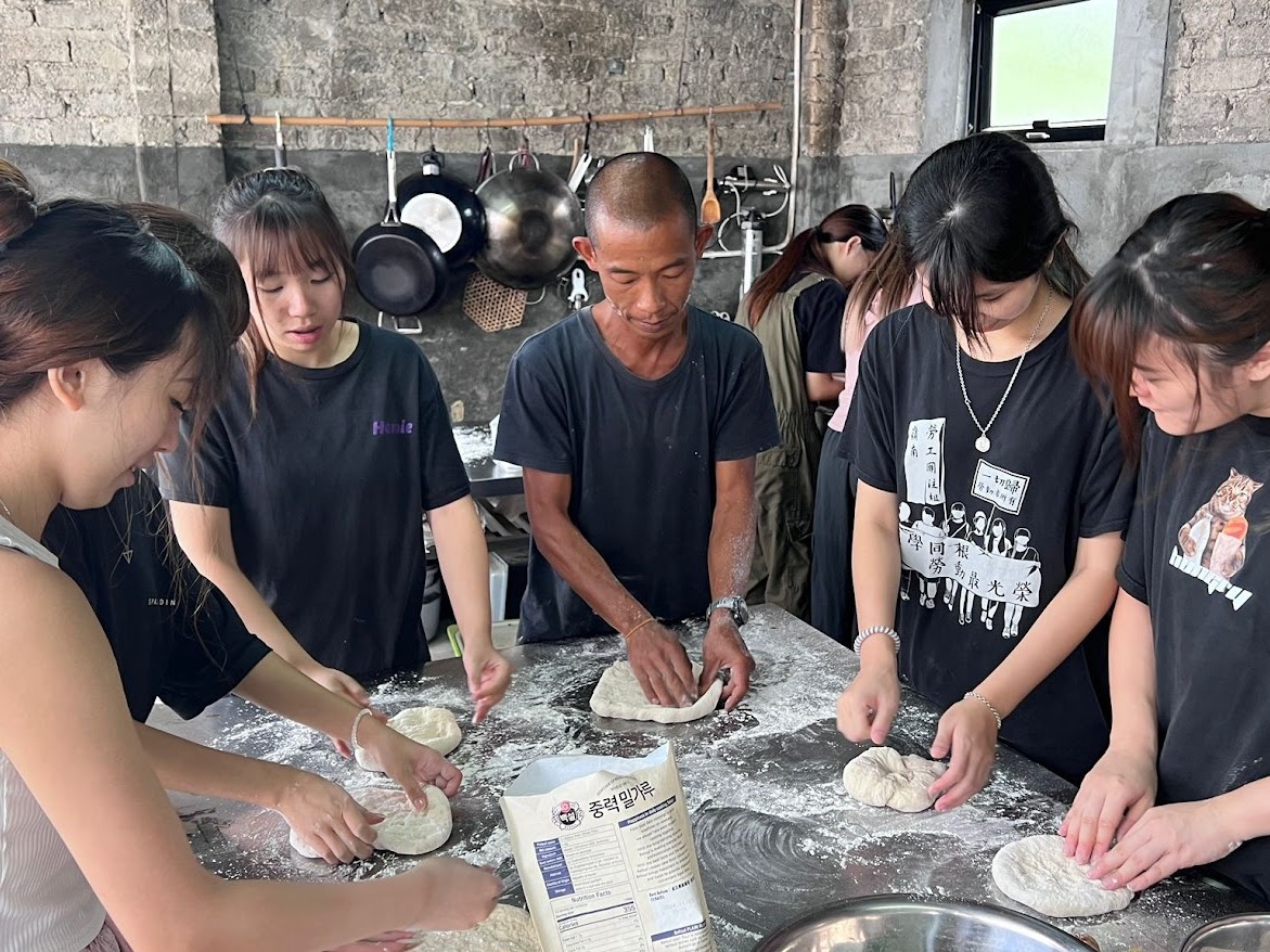 Students experienced outdoor cooking at Seeds Lab.