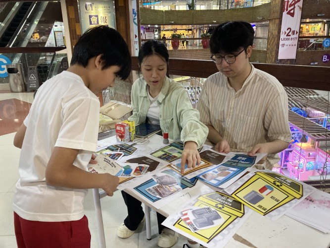 Lingnan students set up a booth at the Green Carnival for children.