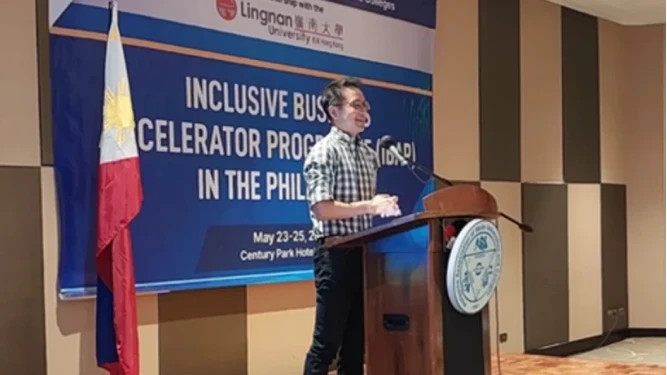 Prof. Albert Ko addressing the audience at the Inclusive Business Accelerator Programme in the Philippines.