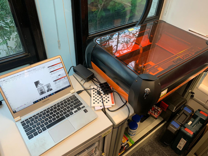  Preparing a laser cutting job on the laptop.