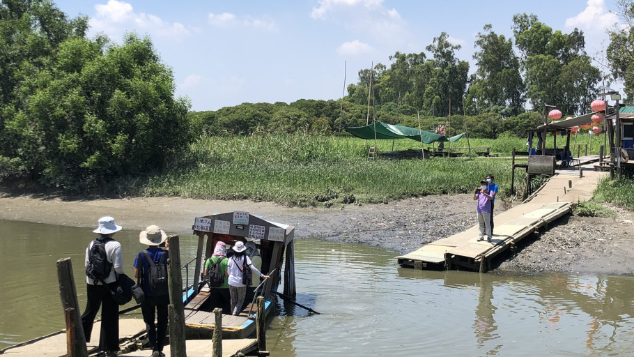  Boarding the traditional Nam Sang Wai wooden ferry boat in Yuen Long.