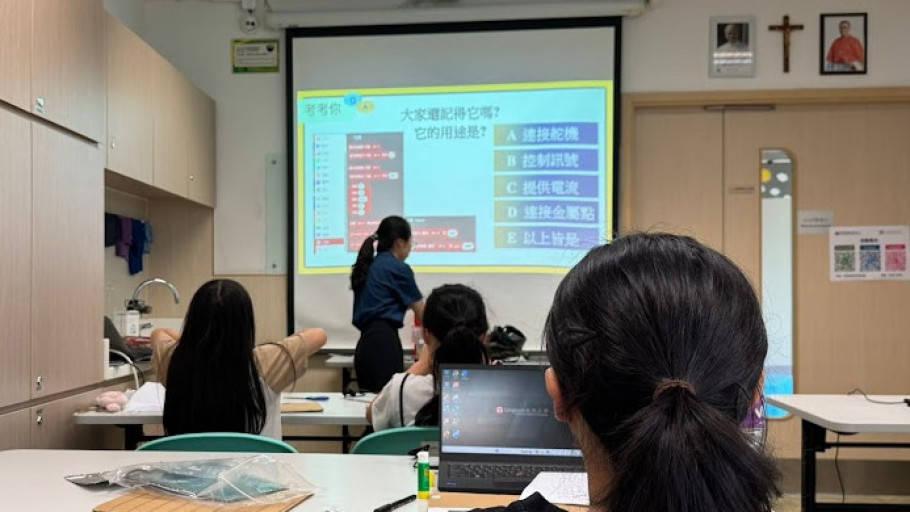  HIT Part-time Project Assistant leading a technology workshop.