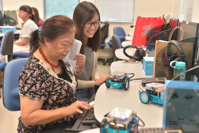Lingnan students were introducing technological innovations to the senior citizens.