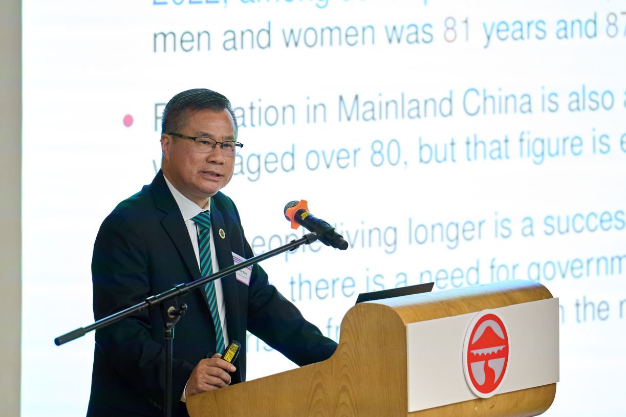 香港恒生大學陳偉森教授發表了為題「超高齡社會下長期護理風險的融資：以香港為例」，並談及到香港人口老齡化帶來的挑戰。