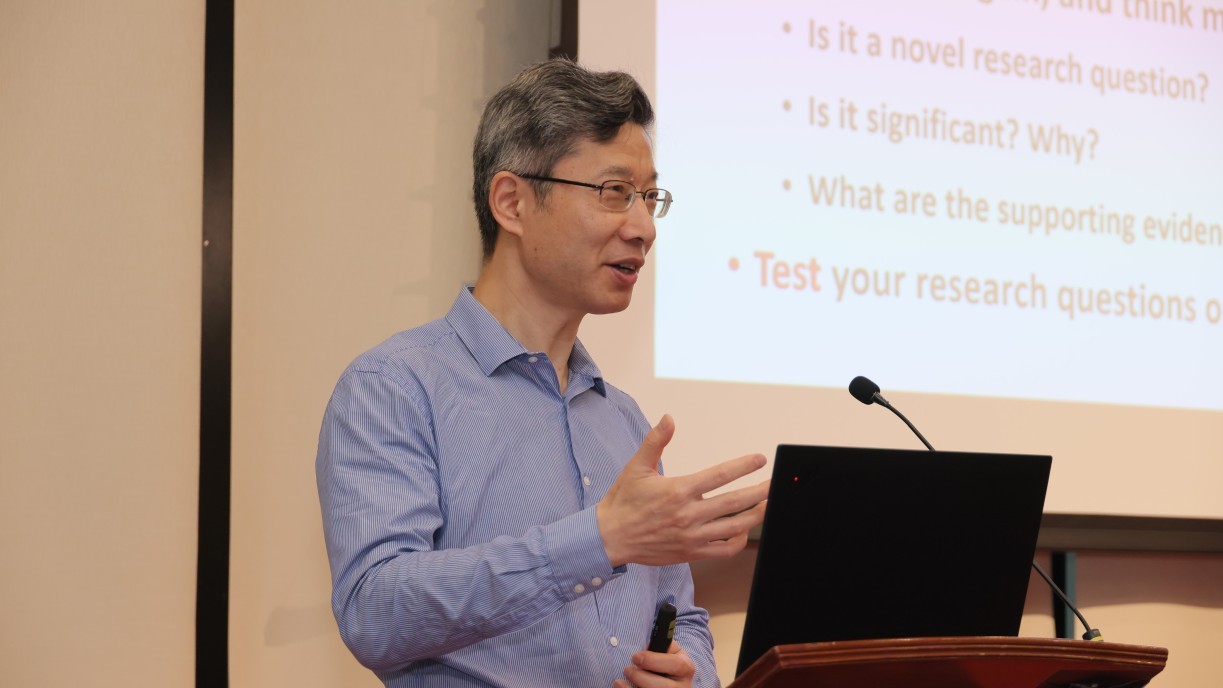 Prof Xin Yao leads the third seminar in the “A Personal Perspective on Doing Good Research” series to encourage young scholars.