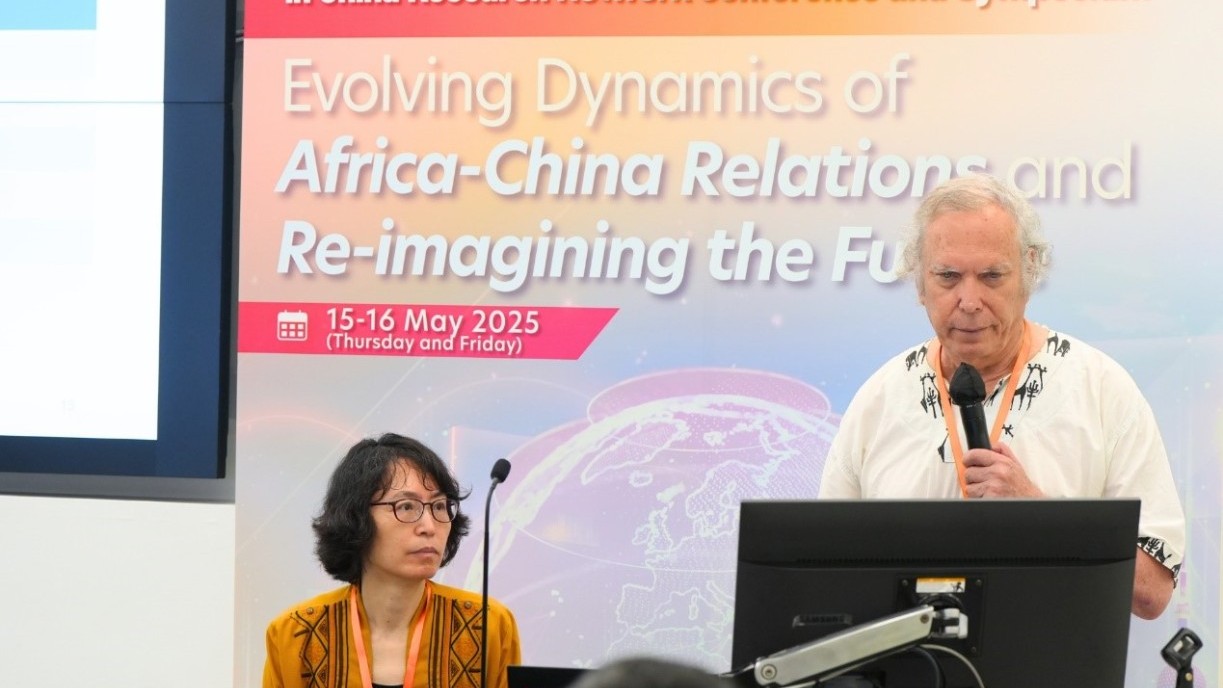 Prof Barry Sautman from the Hong Kong University of Science and Technology and Prof Hairong Yan from the Tsinghua University jointly presented “Big Dispersal and Small Concentration: Chinese Spatial Assimilation in Lusaka, Zambia”.