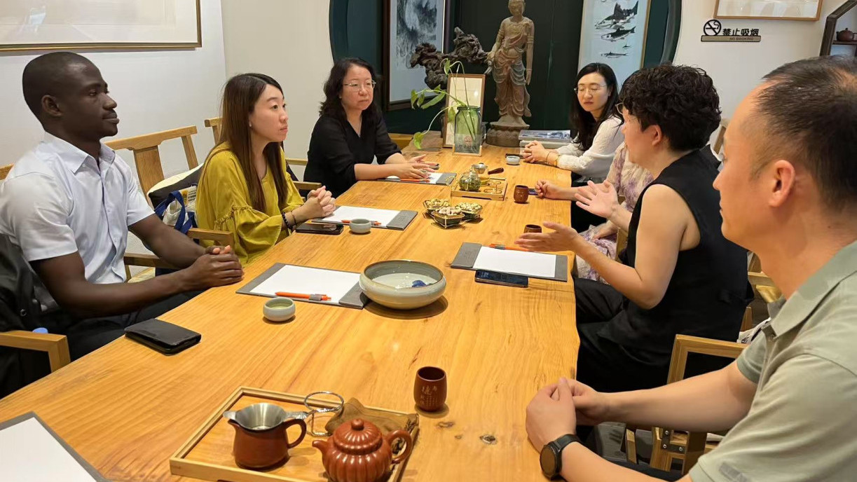 Dr Edward Ameyaw and Dr Chloe Siu from the School of Graduate Studies, Lingnan University, visited Shandong Women's University from 5 to 7 July, 2025. 