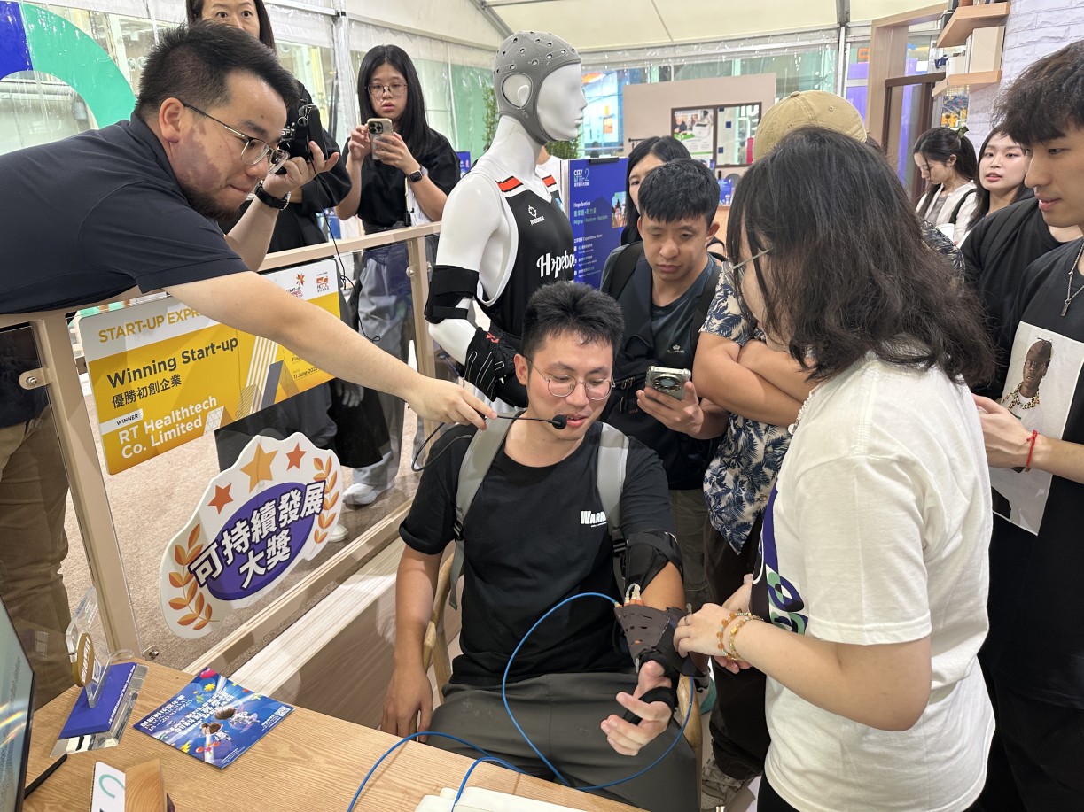 温志杰同学试用对中风病人设计的动力装置及分享感受。